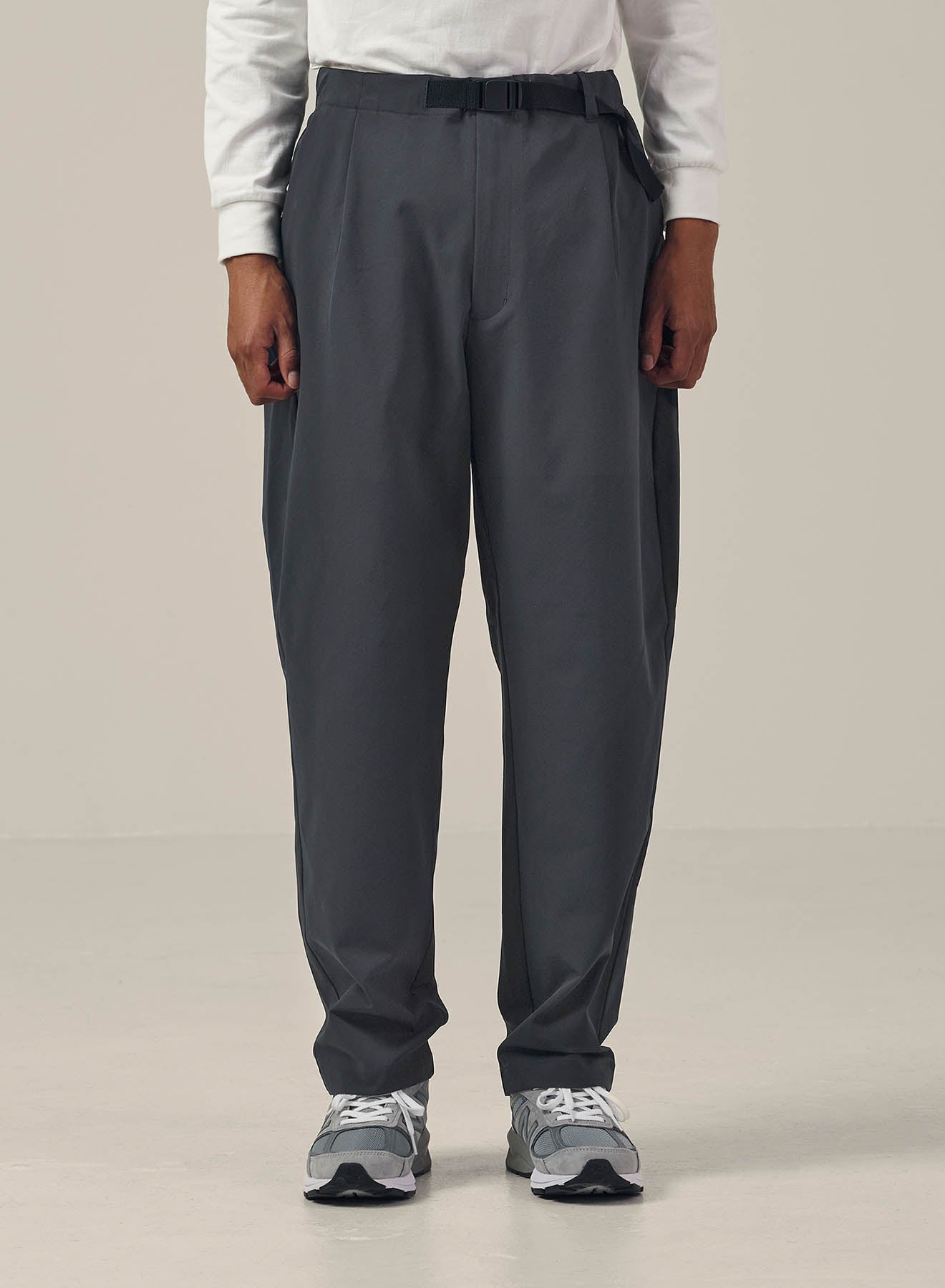 One Tuck Tapered Stretch Pants