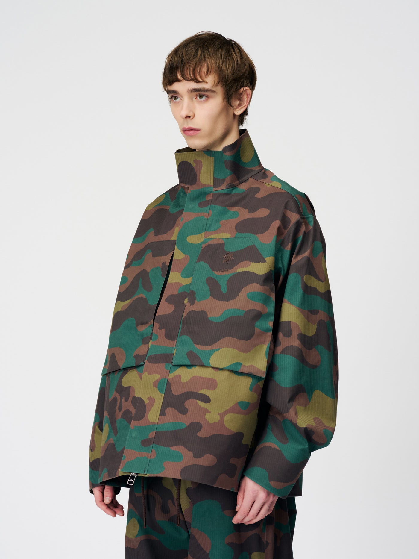 Model: Height 6'0" | Wearing: GREEN CAMOUFLAGE / 4