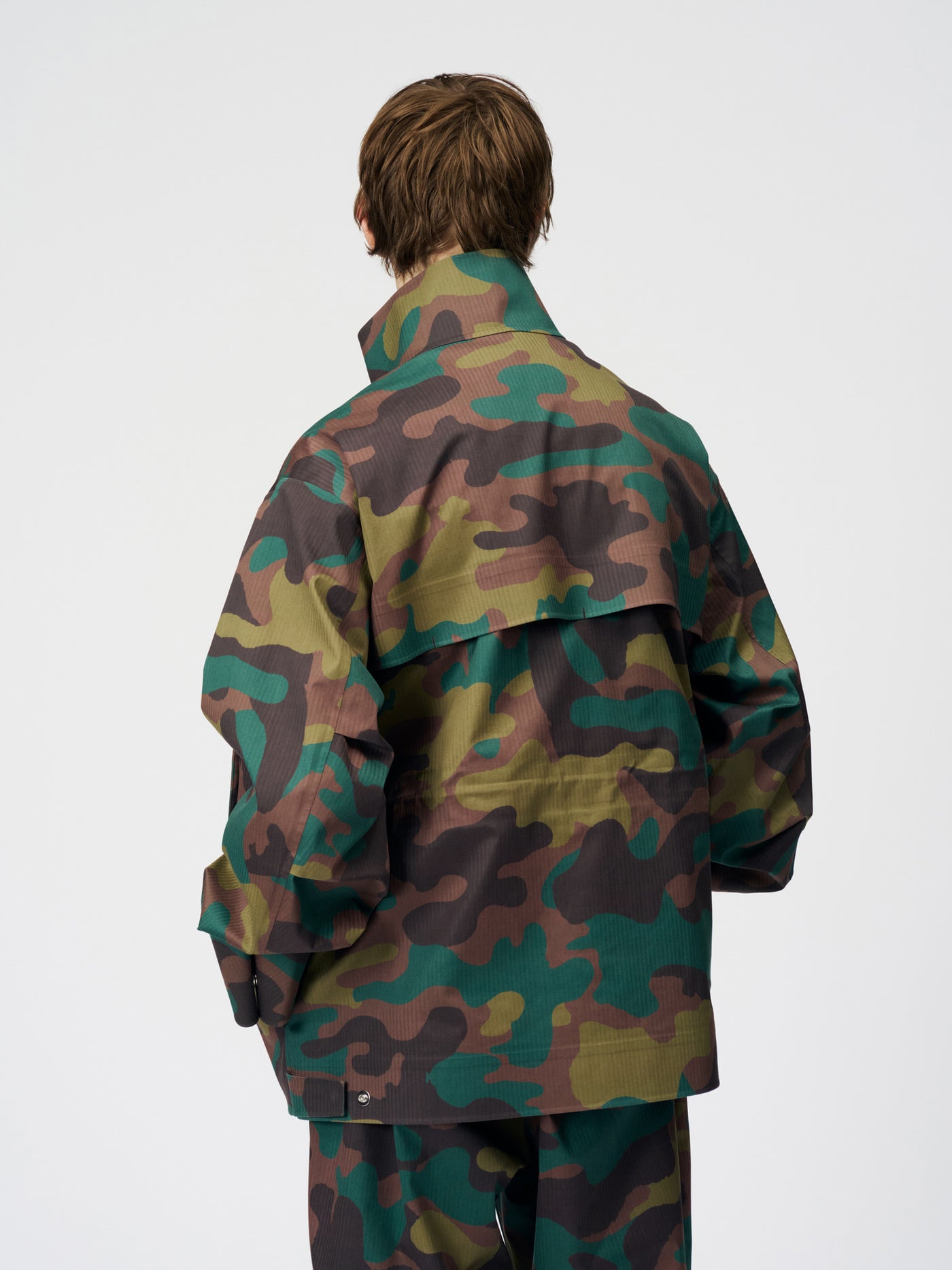 Model: Height 6'0" | Wearing: GREEN CAMOUFLAGE / 4