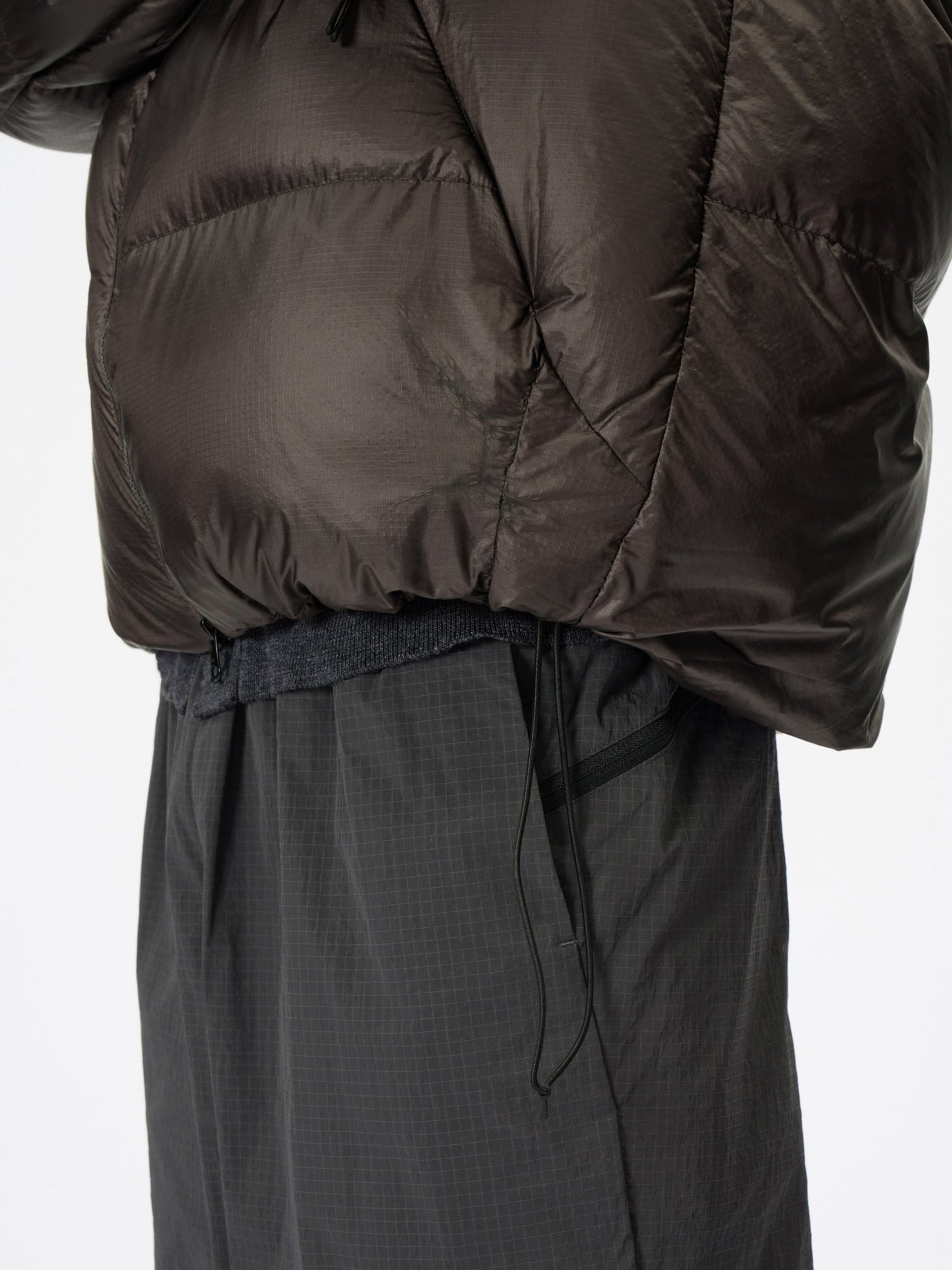 Model: Height 186cm / 6'1" | Wearing: DEEP BROWN / 3