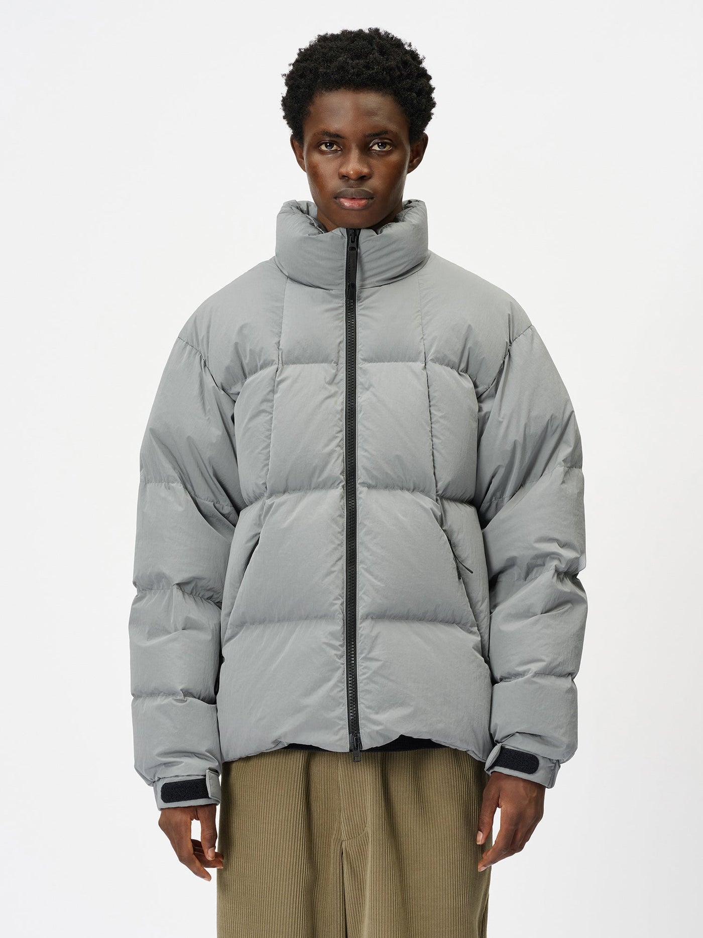 Model: Height 187cm / 6'1" | Wearing: METALLIC GRAY / 3