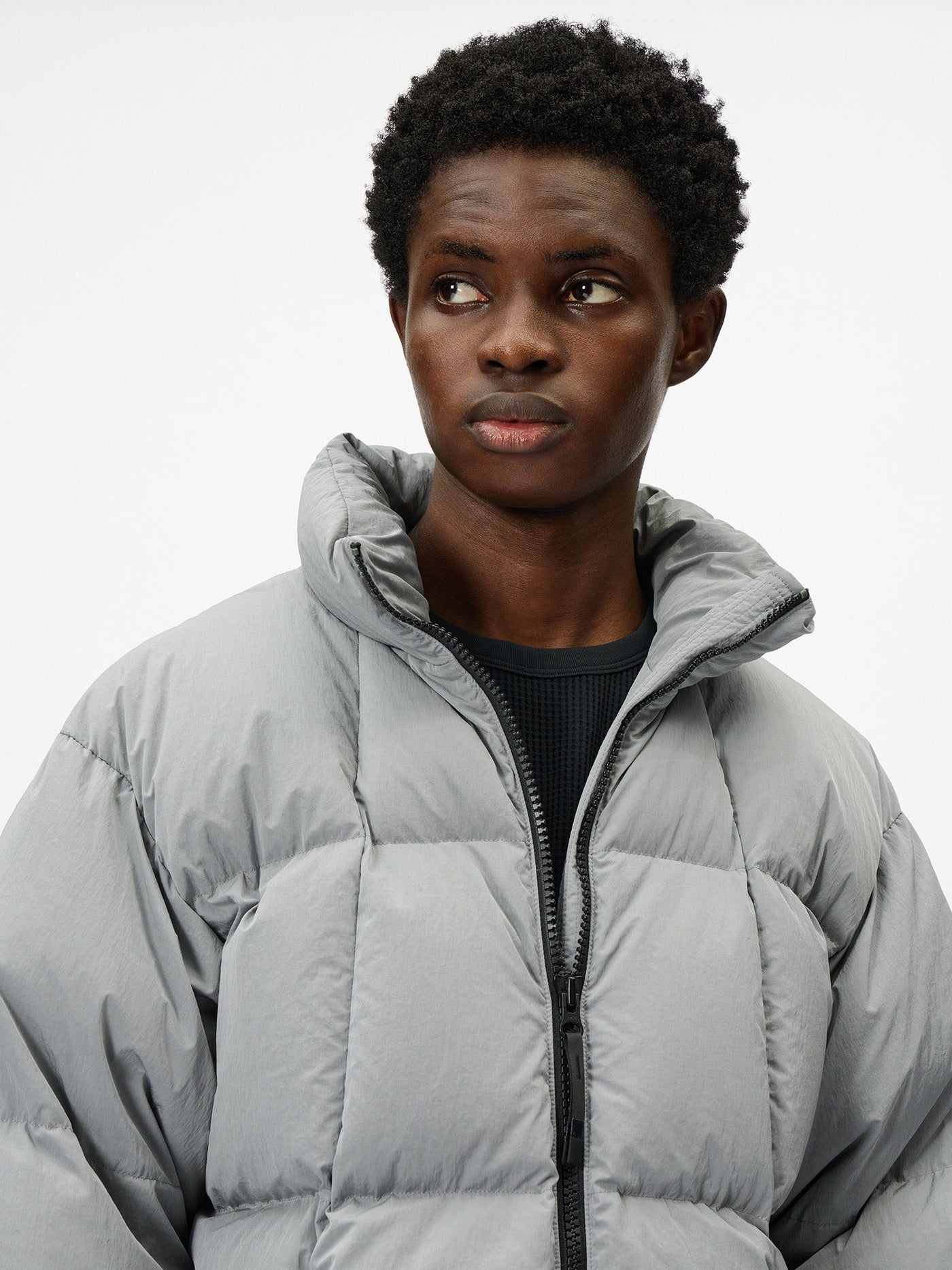 Model: Height 187cm / 6'1" | Wearing: METALLIC GRAY / 3