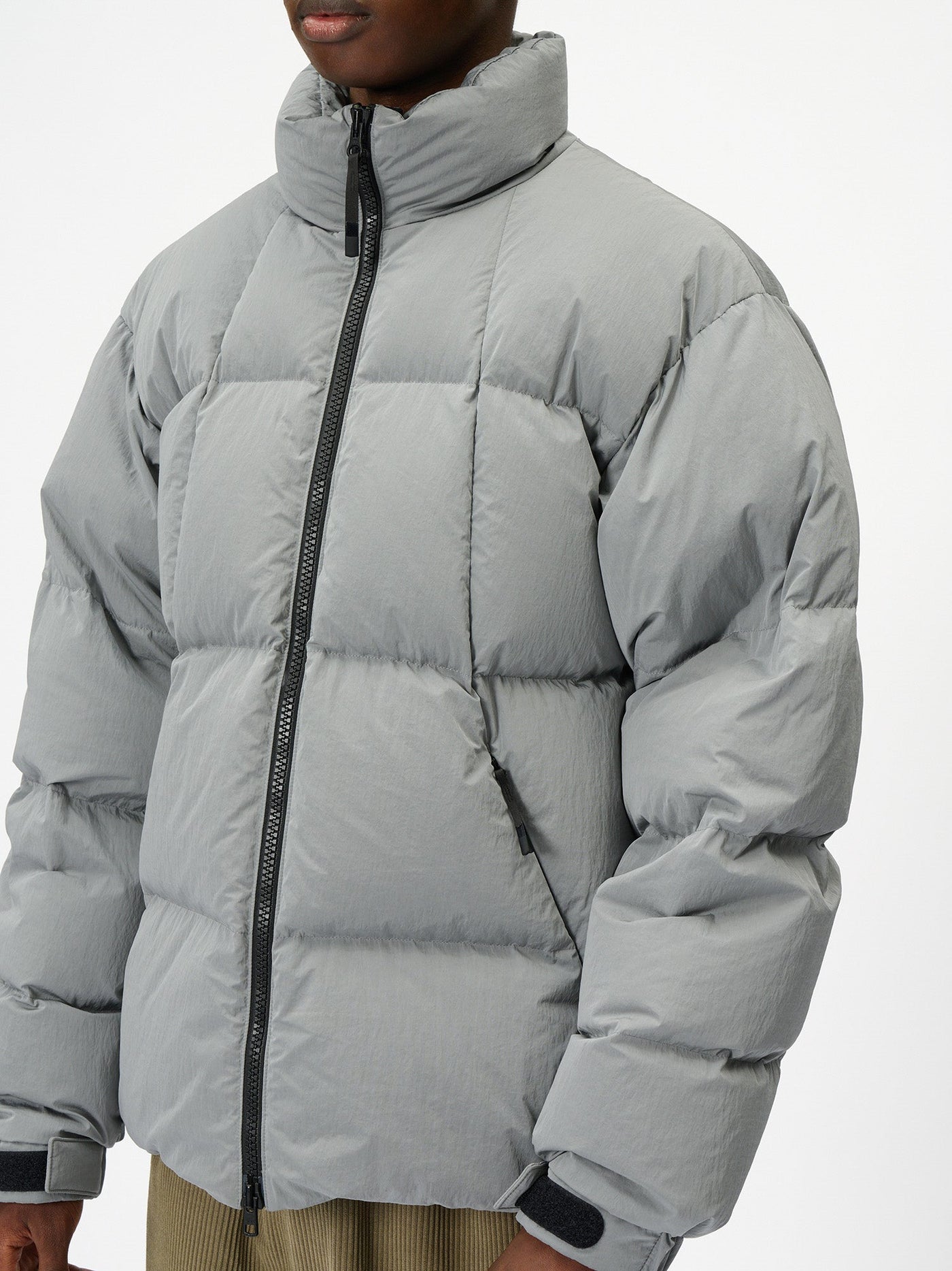 Model: Height 187cm / 6'1" | Wearing: METALLIC GRAY / 3