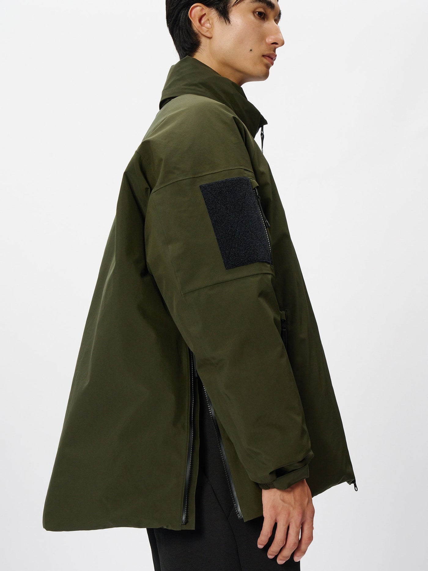 Model: Height 186cm / 6'1" | Wearing: KHAKI / 3