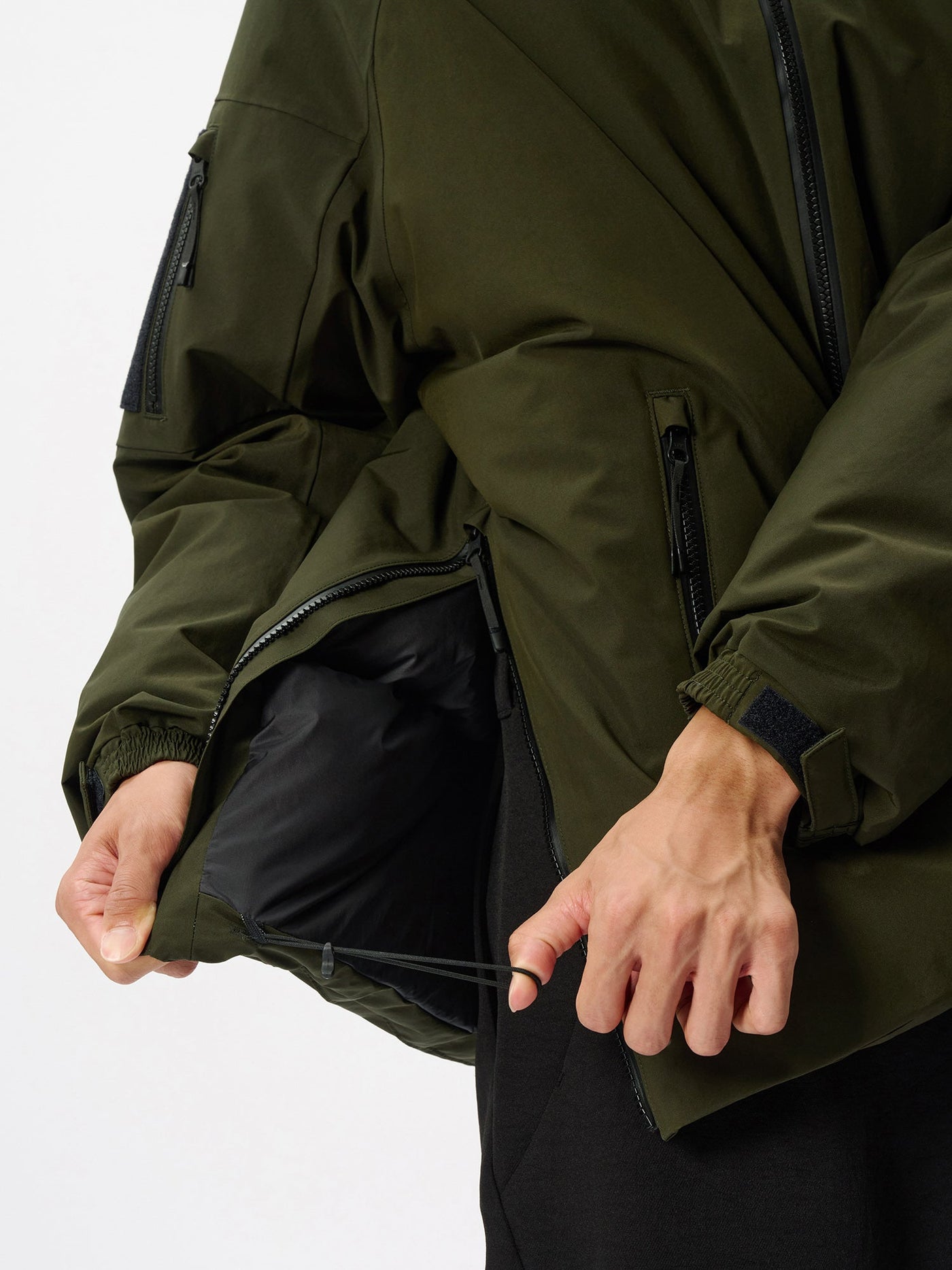 Model: Height 186cm / 6'1" | Wearing: KHAKI / 3