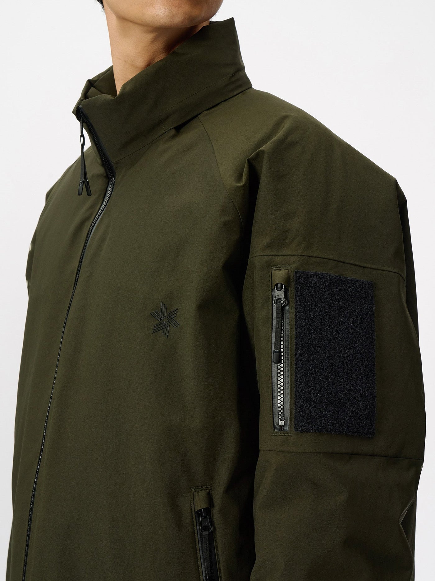 Model: Height 186cm / 6'1" | Wearing: KHAKI / 3