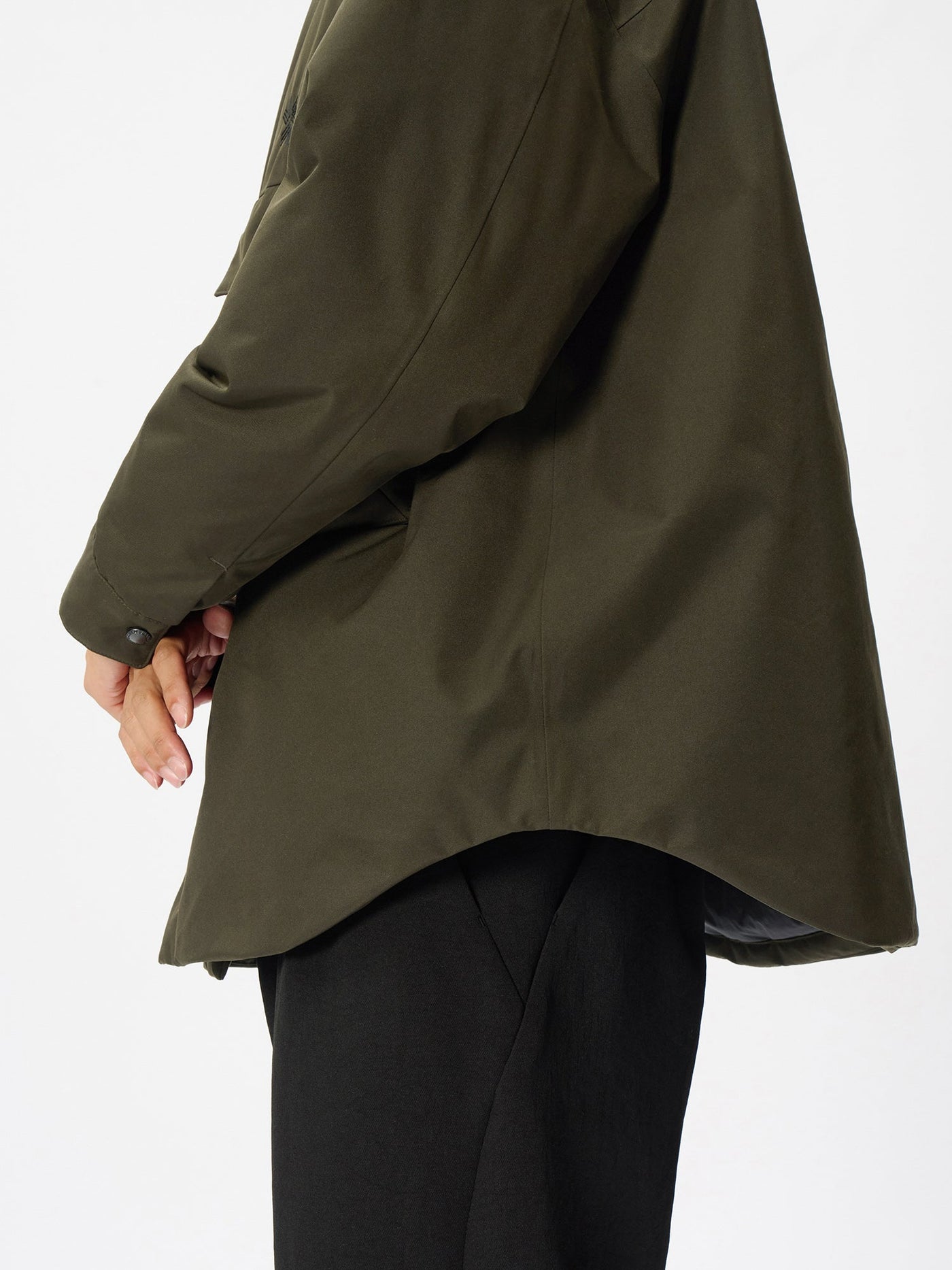 Model: Height 186cm / 6'1" | Wearing: KHAKI / 3