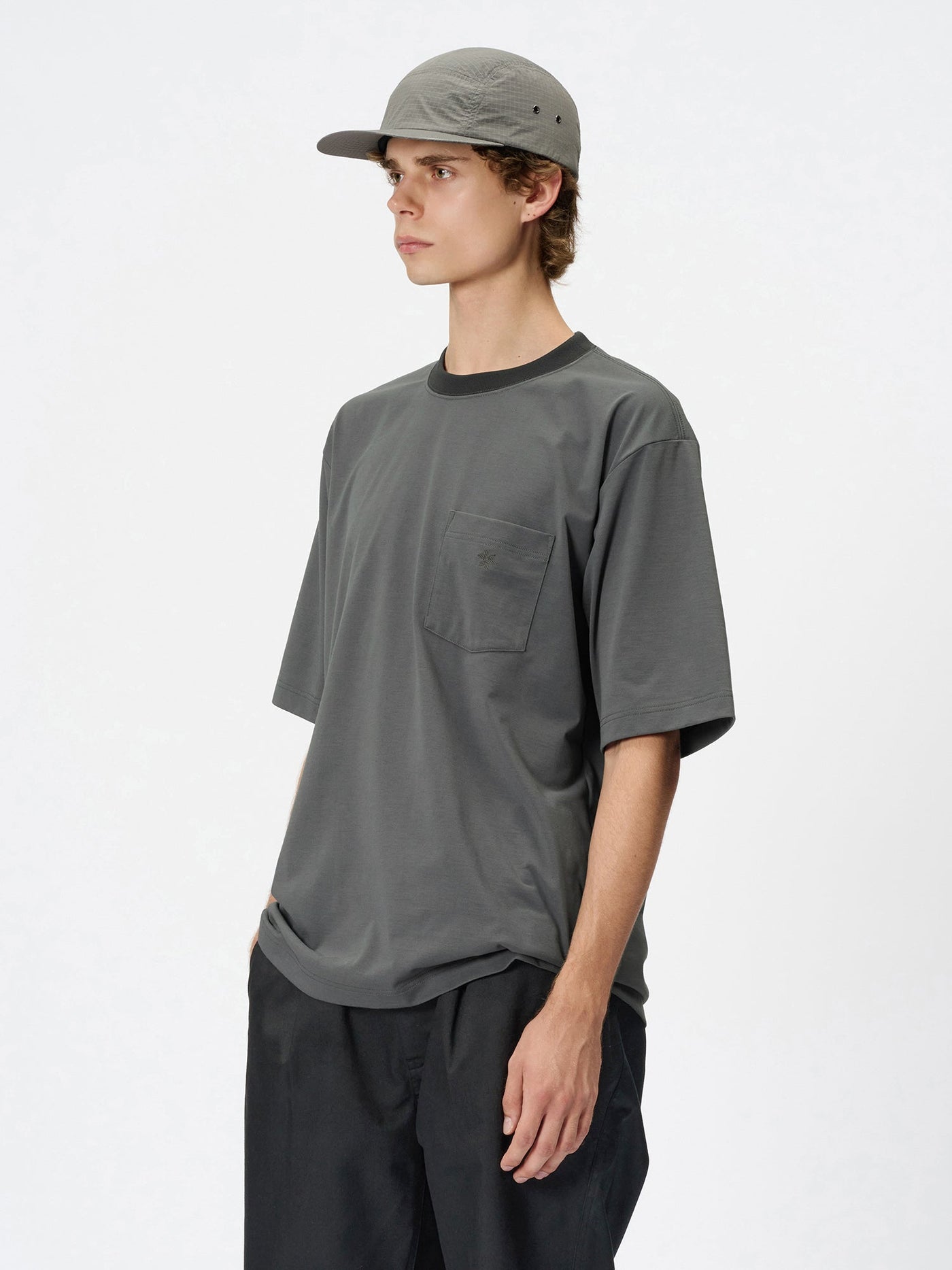 Model: Height 185cm / 6'0" | Wearing: DEEP CHARCOAL / 3