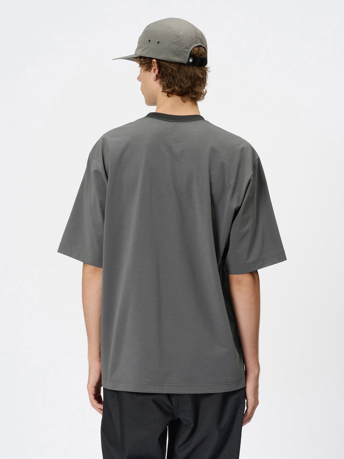 Model: Height 185cm / 6'0" | Wearing: DEEP CHARCOAL / 3
