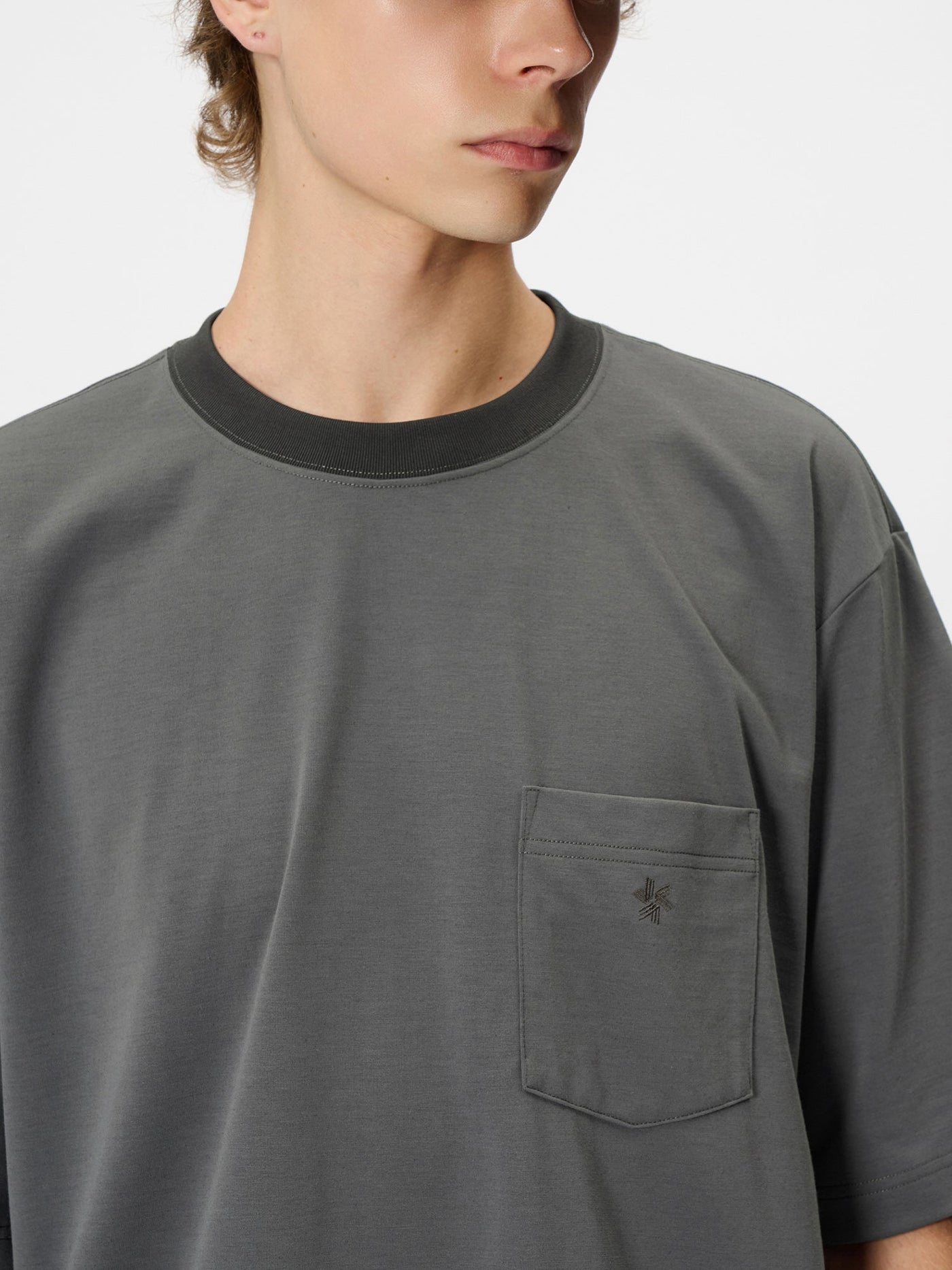 Model: Height 185cm / 6'0" | Wearing: DEEP CHARCOAL / 3