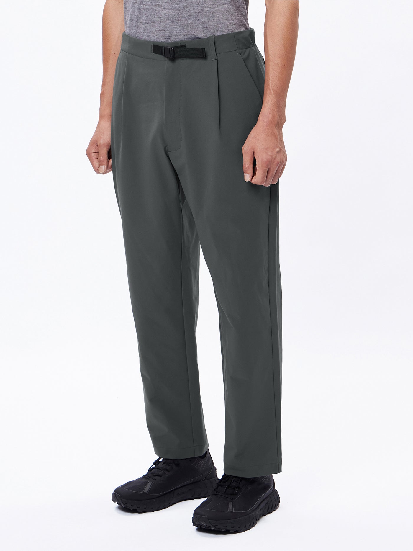 One Tuck Tapered Stretch Pants – Goldwin America
