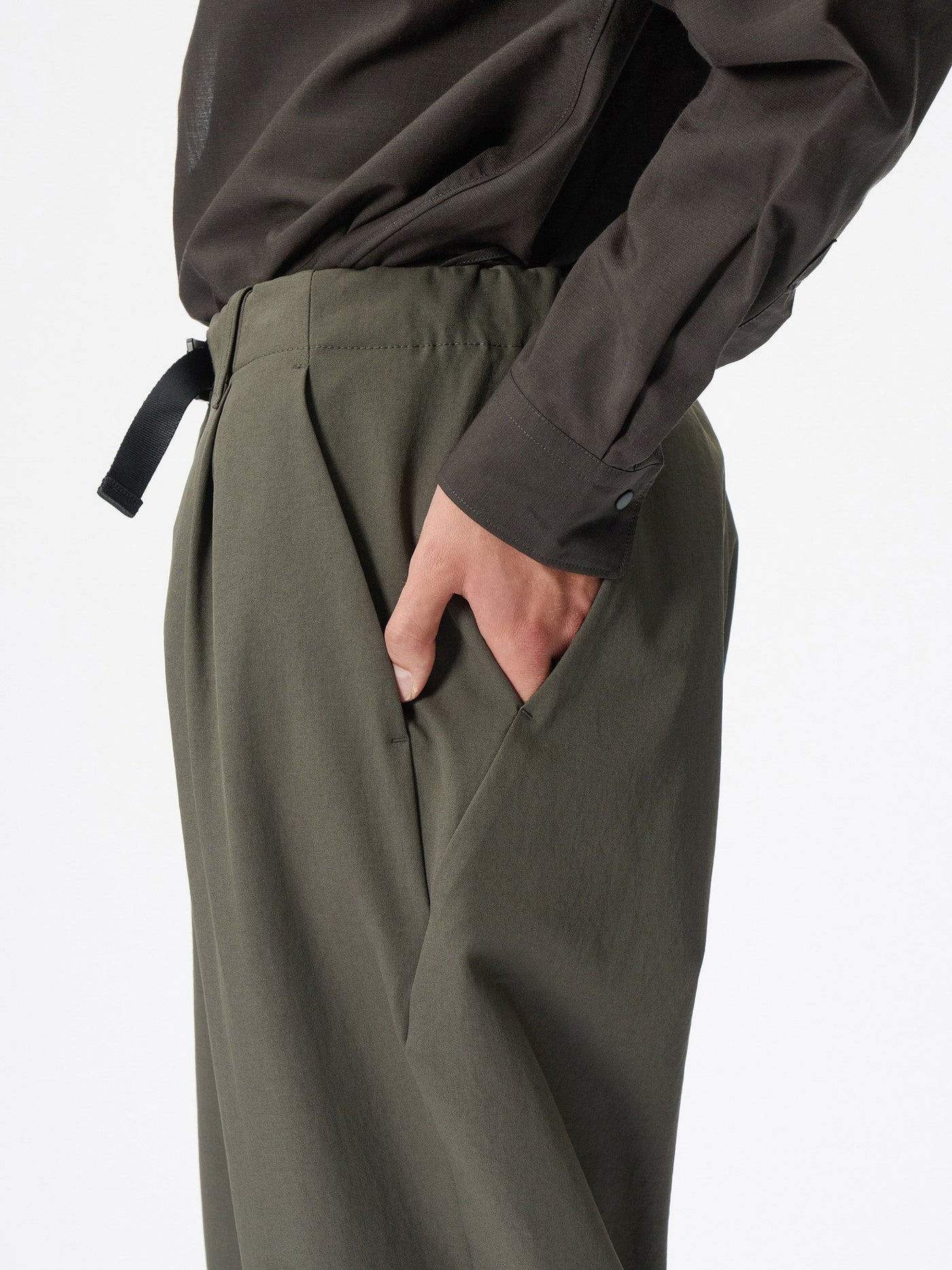 Model: Height 185cm / 6'0" | Wearing: DARK OLIVE / 3