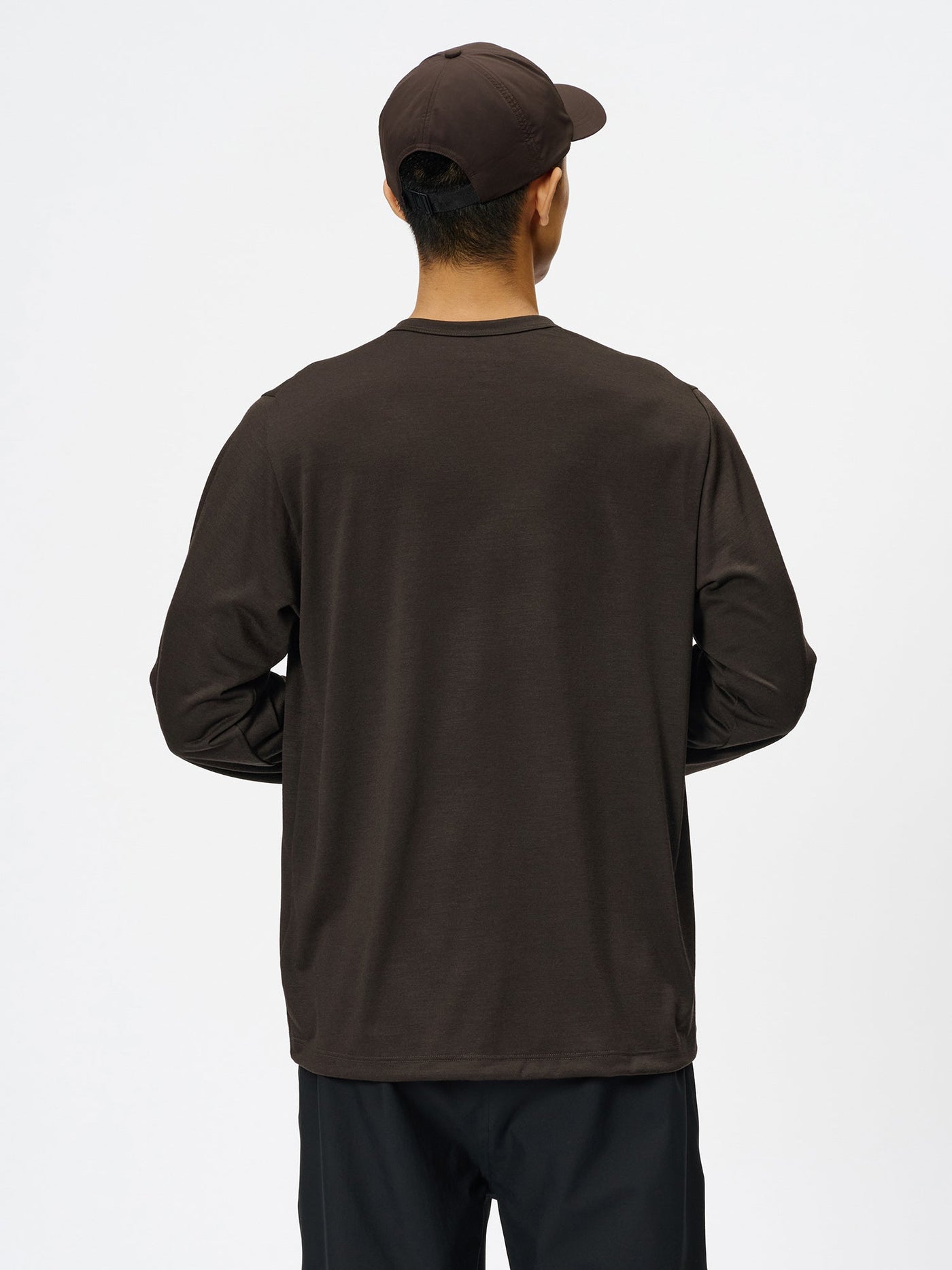 Model: Height 183cm / 6'0" | Wearing: BITTER BROWN / 3
