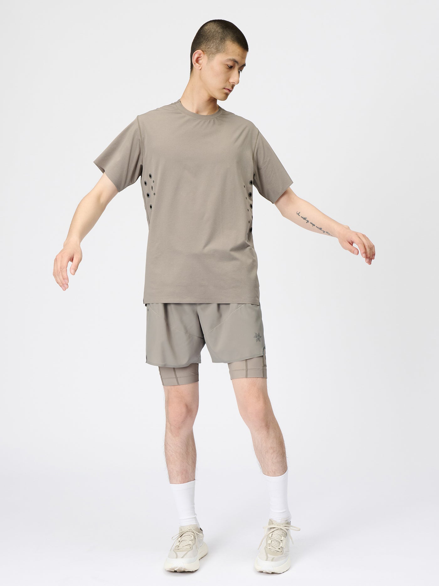 Model: Height 6'0" | Wearing: MOON ROCK / 3