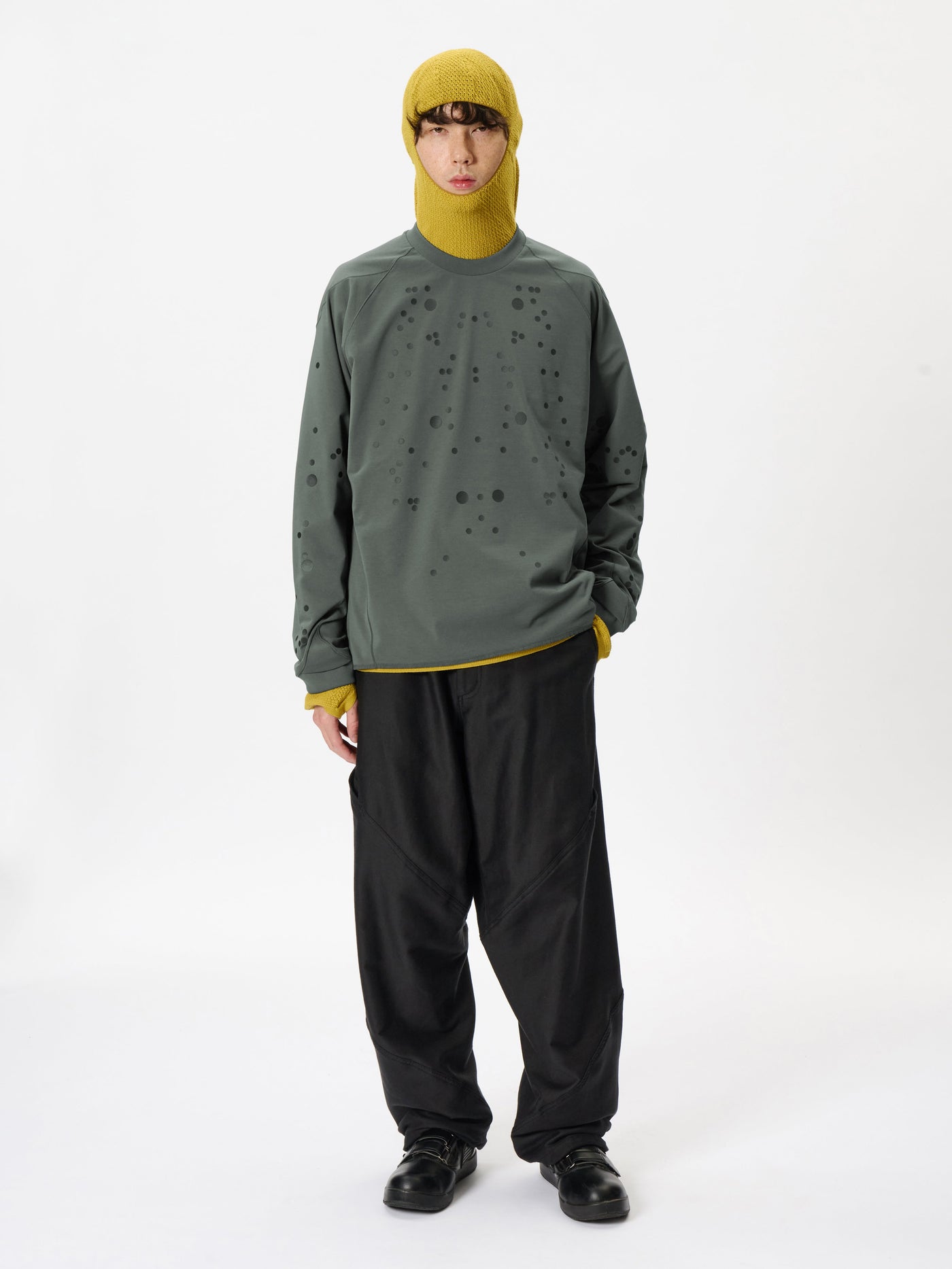 Model: Height 183cm / 6'0" | Wearing: DEEP CHARCOAL / 4