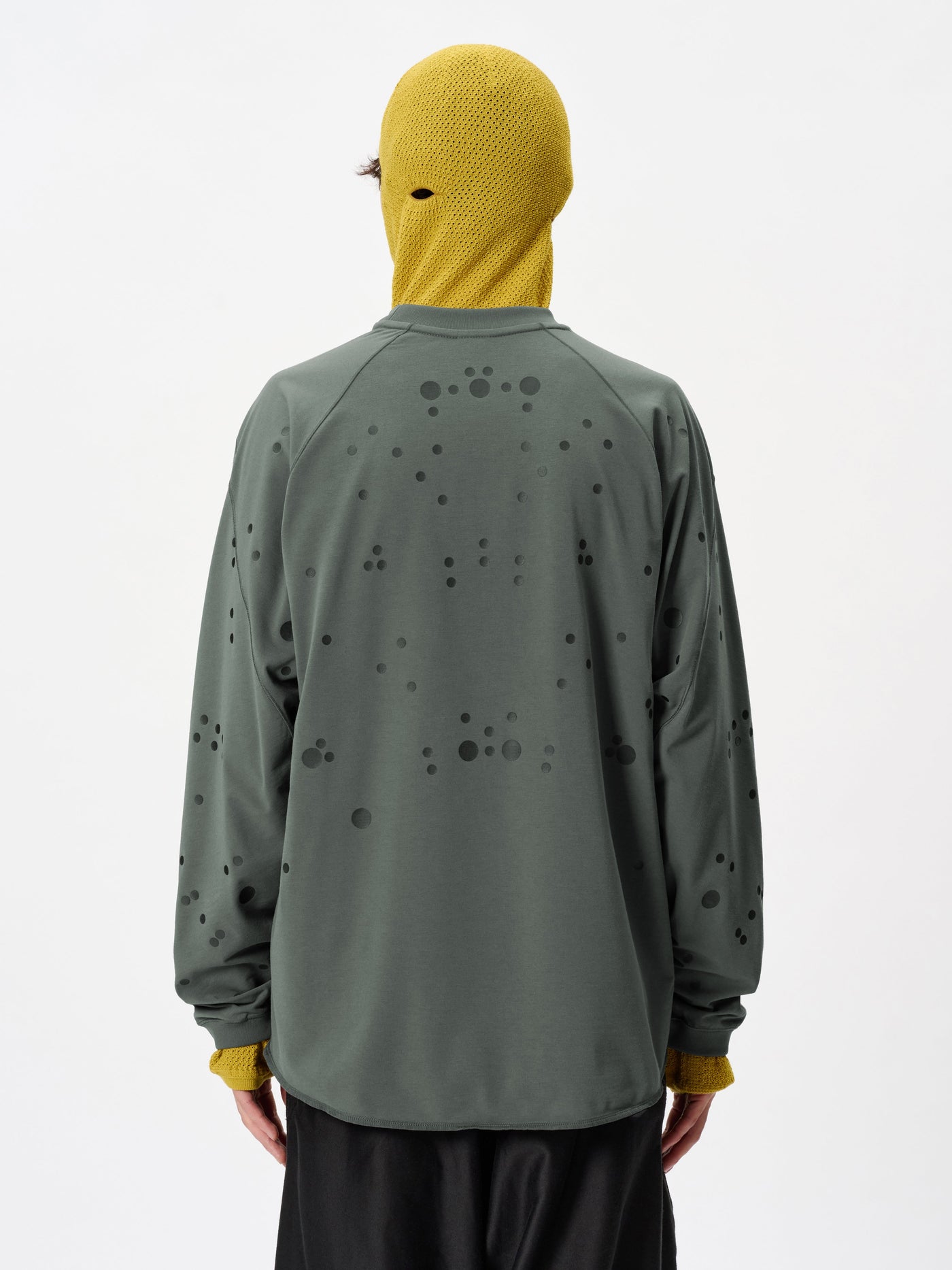 Model: Height 183cm / 6'0" | Wearing: DEEP CHARCOAL / 4