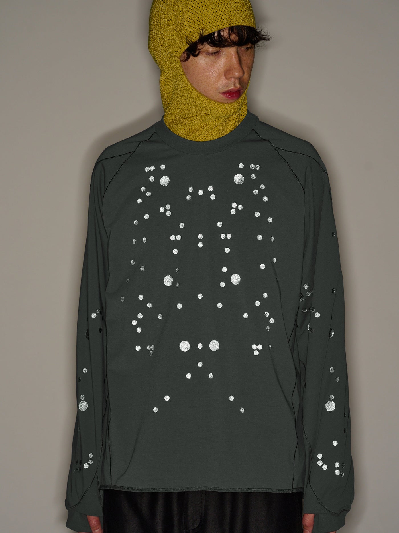 Model: Height 183cm / 6'0" | Wearing: DEEP CHARCOAL / 4