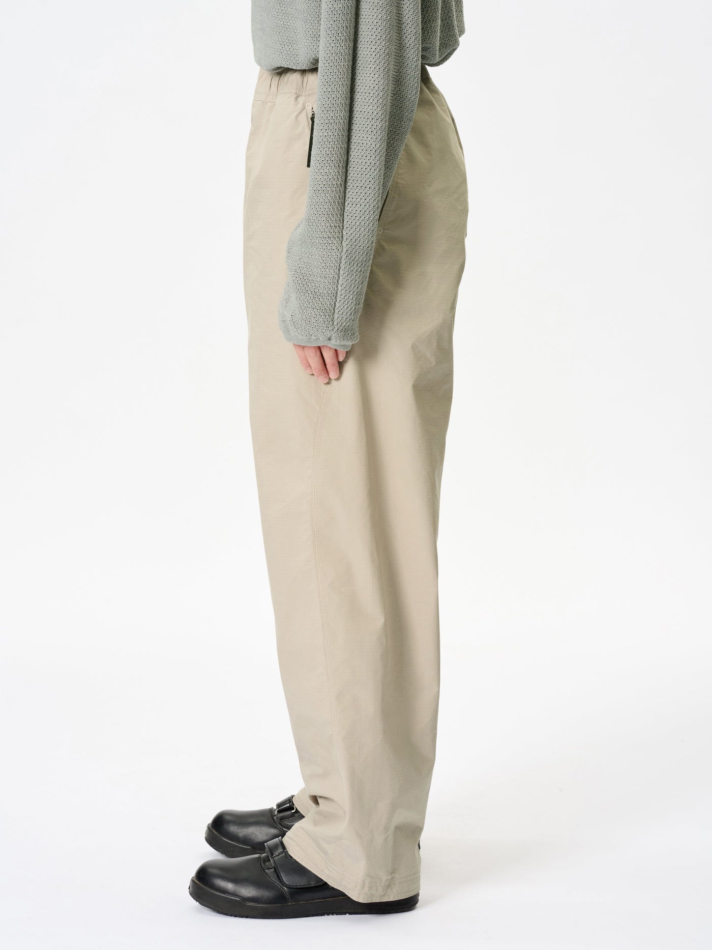Model: Height 183cm / 6'0" | Wearing: GRAYISH BEIGE / 4