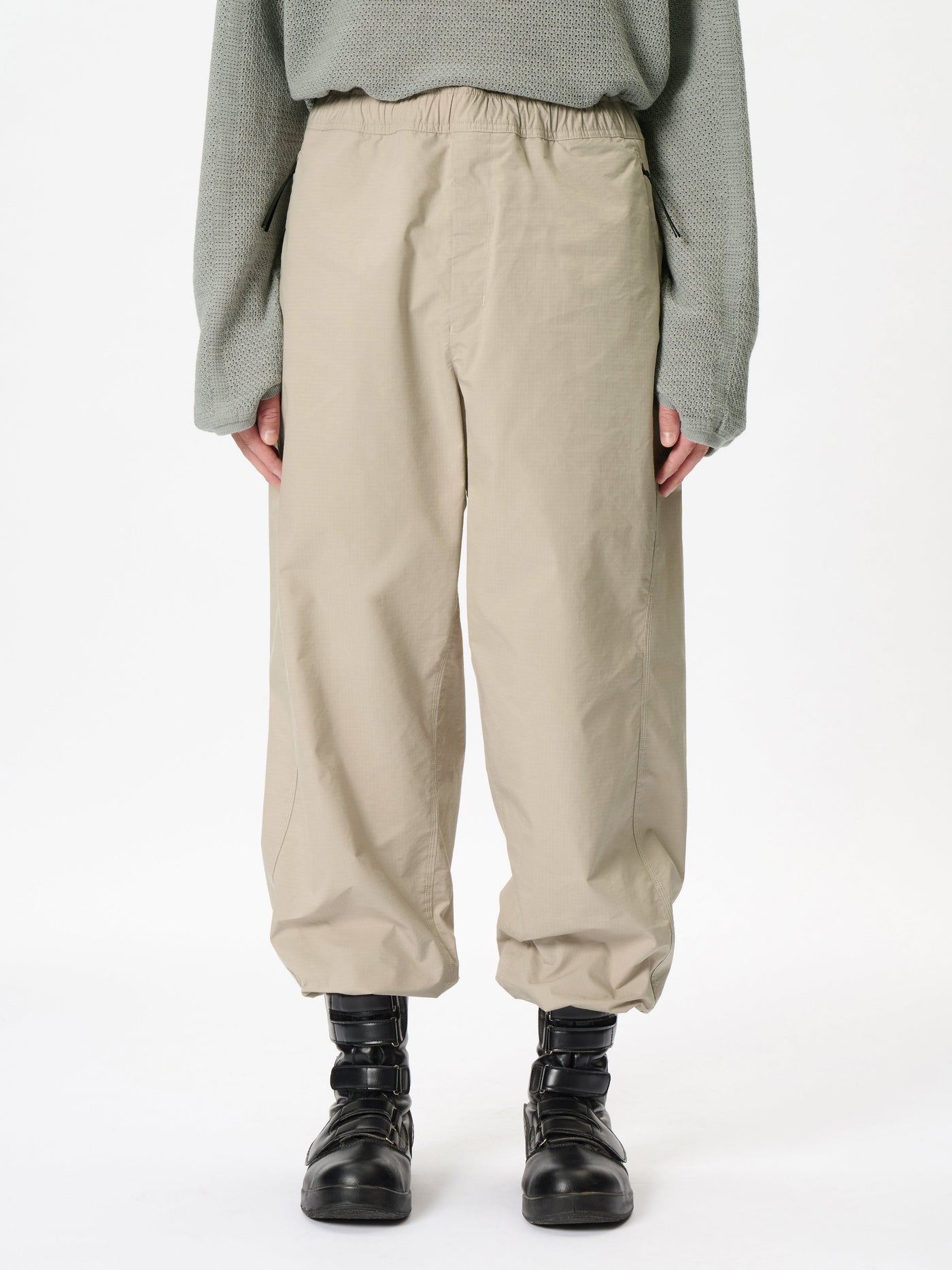 Model: Height 183cm / 6'0" | Wearing: GRAYISH BEIGE / 4