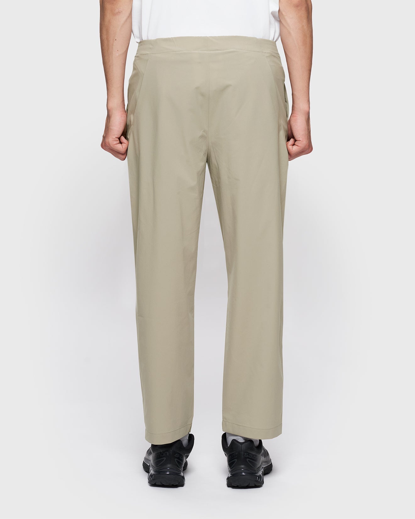 One Tuck Tapered Light Pants